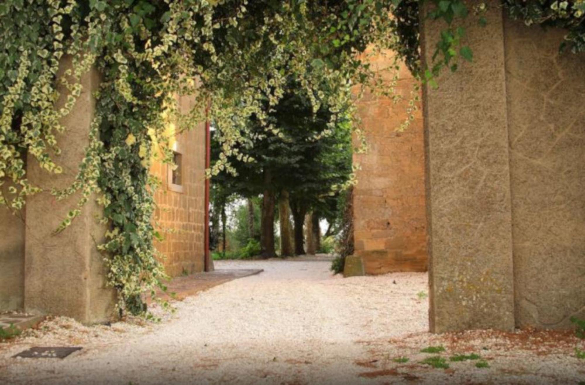 モンテフィアスコーネ Antico Borgo La Commendaアパートホテル エクステリア 写真